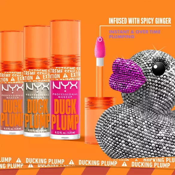 NYX Duck Plump dudak urunu şişeleri ve inci suslemeli ordek figuru, turuncu arka planda sergilendi.